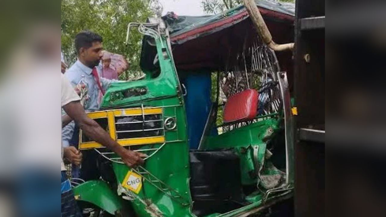 কক্সবাজারে অটোরিকশায় ট্রেনের ধাক্কায় প্রাণ গেল চারজনের